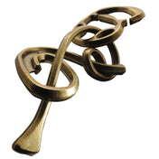 A Huzzle Cast Enigma ördöglakat összerakott formában: három elegáns, ívelt, bronzszínű alkatrészből álló bonyolult, szép szerkezet.