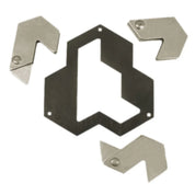 A Huzzle Cast HEXAGON logikai játék szétszedett állapotban, négy különálló fémelemre bontva, a hatszögletű kerettel együtt.