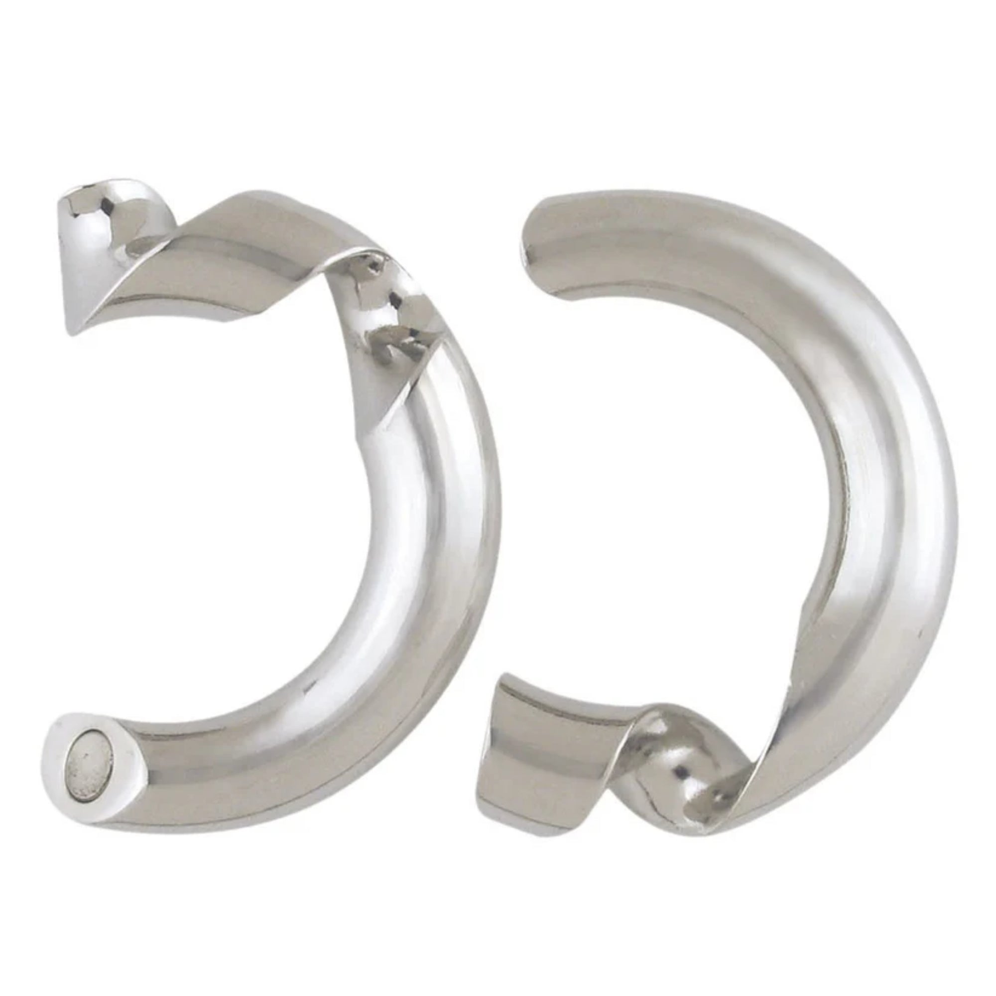 A Huzzle Cast LOOP fém puzzle két részre szedve, a darabok egymástól elválasztva láthatók.