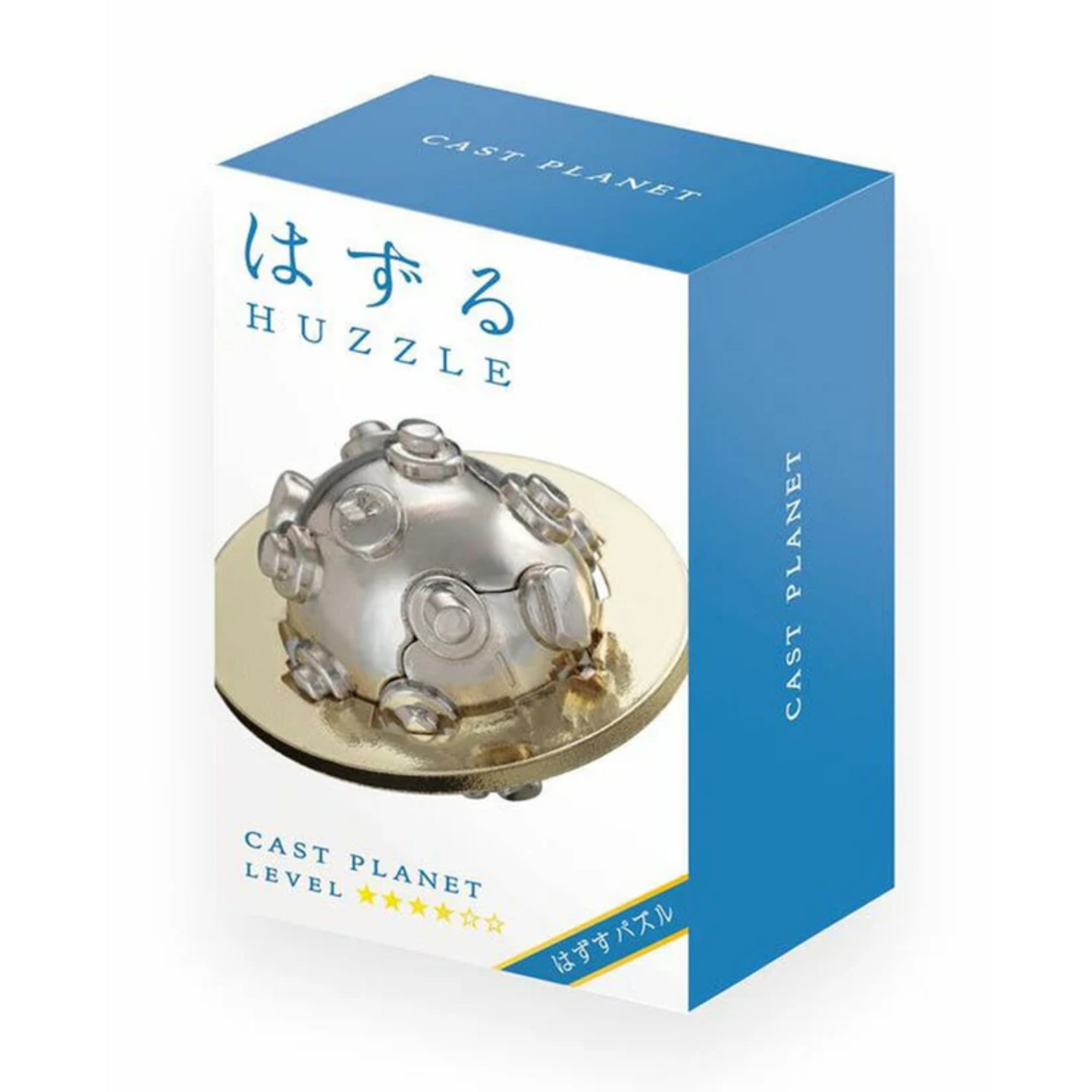 A Huzzle Cast PLANET doboza, fehér-kék színvilággal, középen a kirakott puzzle képe: egy ezüst színű csavarokkal tarkított gömb egy arany színű, fogazott gyűrű közepén.


