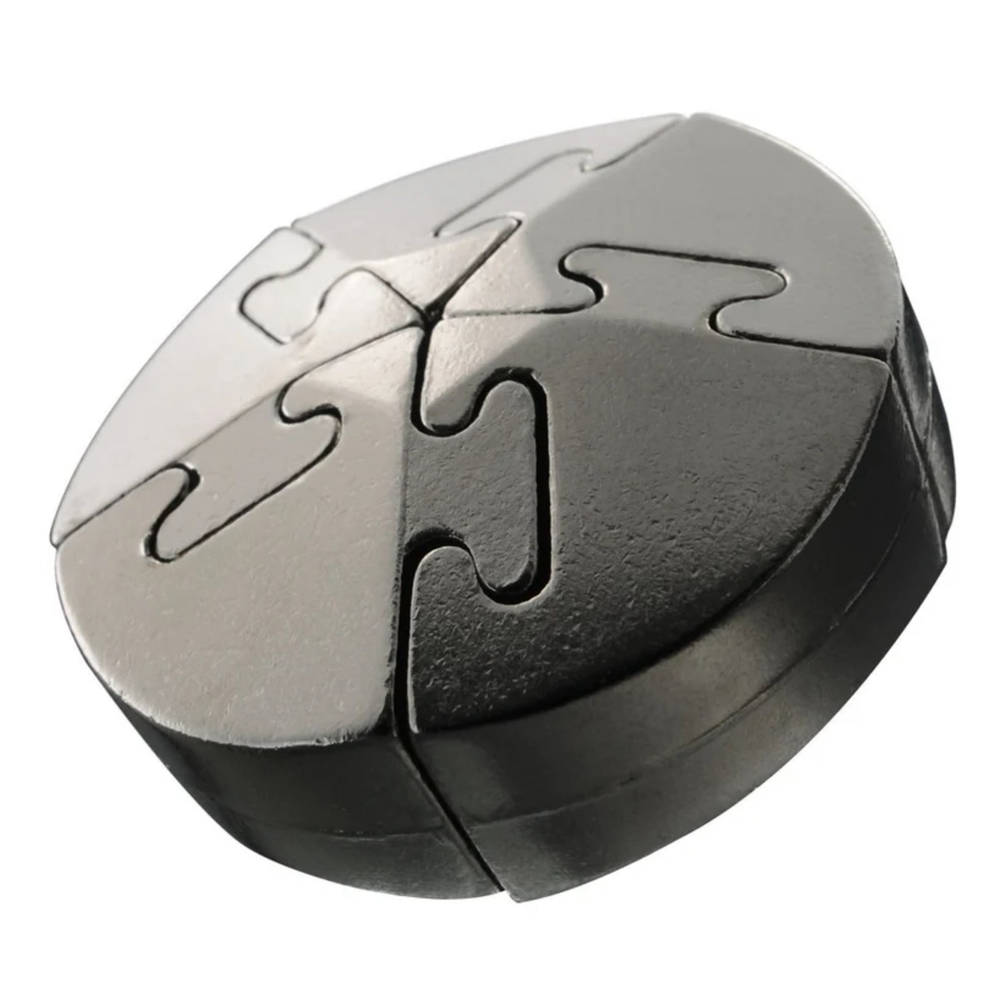 Fémes fényű, kör alakú Huzzle Cast Spiral ördöglakat összerakva, öt puzzle-szerű darabból áll, sima és fényes felületekkel.