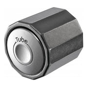 A Huzzle Cast Tube kirakó fémes fényű, hatszögletű henger formájú teste, egyik végén a „Tube” felirat, egyszerű, de masszív megjelenésű logikai rejtvény, mely szét- és összeszerelést igényel.