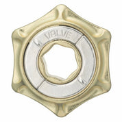 Arany és ezüst színű, szelep formájú Huzzle Cast Valve ördöglakat, összeszerelt állapotban, középen a "VALVE" felirattal.