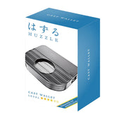Hanayama Huzzle Cast Wallet fém logikai puzzle dobozképe, kék-fehér csomagolásban, a fémből készült pénztárca alakú kirakóval.