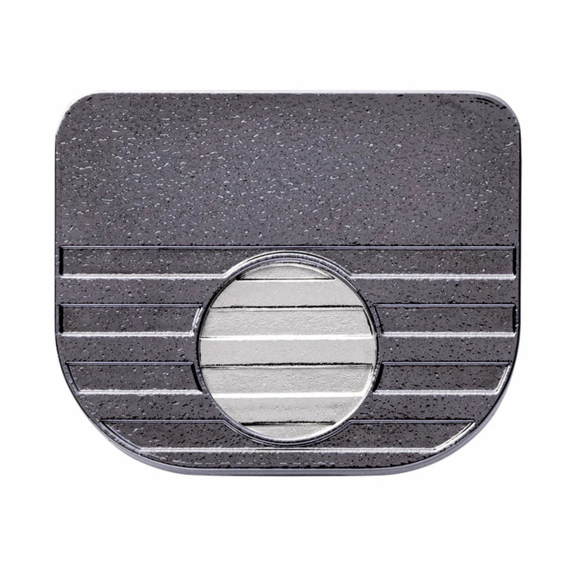 Hanayama Huzzle Cast Wallet fém puzzle felülnézetben, sötétszürke, kör alakú középső elemmel és barázdált mintával.