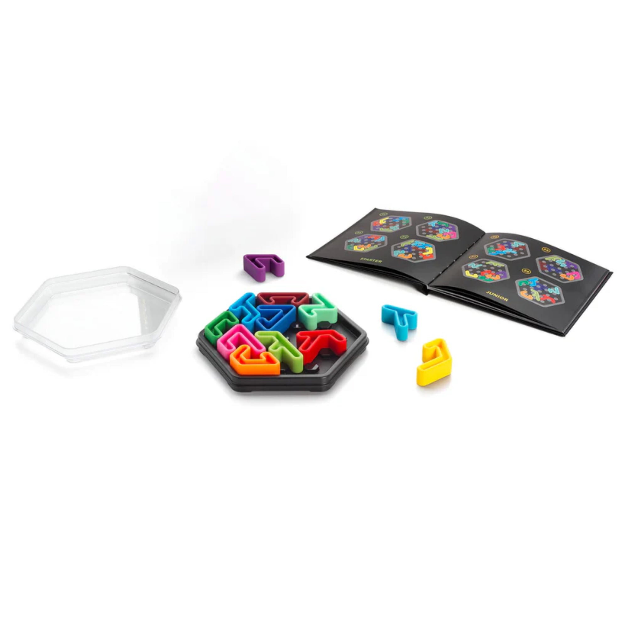 Az IQ Hexagon játék tartalma: játéktábla, átlátszó fedél, színes elemek és feladványfüzet különböző nehézségi szintekkel.
