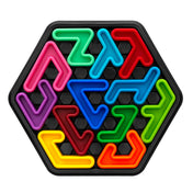 Az IQ Hexagon játék hatszögletű táblája, amelyen a színes, L-alakú elemek pontosan illeszkednek egymáshoz egy logikai mintát alkotva.