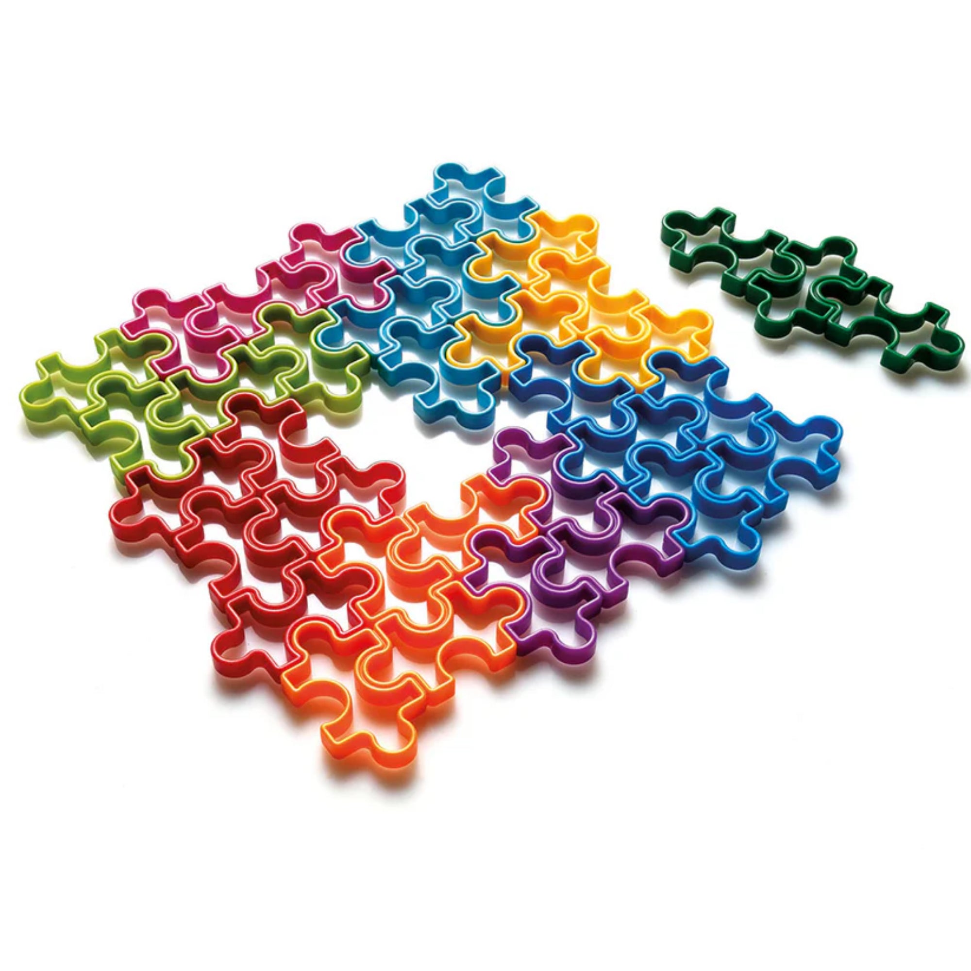 Az IQ Matrix logikai játék élénk színű, egymásba illesztett puzzle-elemei látszanak közelről, bemutatva a játék változatos formáit és élénk színeit, amikből egy teljes mátrix rakható ki.