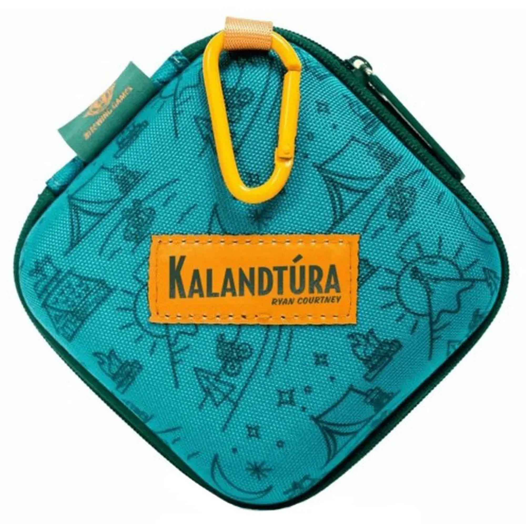 „A Kalandtúra társasjáték kisméretű, zöld színű cipzáros hordtáskája sárga karabinerrel.”