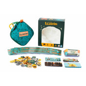 „A Kalandtúra társasjáték teljes tartalma: hordtáska, doboz, kártyák és fa jelölők kiterítve.”