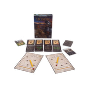 Kartográfusok Hősök társasjáték teljes tartalma: doboz, kártyák, térképlapok és ceruzák elrendezve