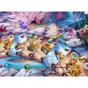 Kristály műhely társasjáték kártyái a játéktáblán elhelyezve, különböző mágikus ereklyéket ábrázoló lapokkal, színes kristálykövekkel és festett hegyvidéki, bányás témájú grafikai környezetben.