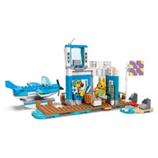 A LEGO Animal Crossing: Repülj a Dodo Airlines fedélzetén (77051) teljesen felépített jelenete hidroplánnal, terminállal, zászlóval és két minifigurával.