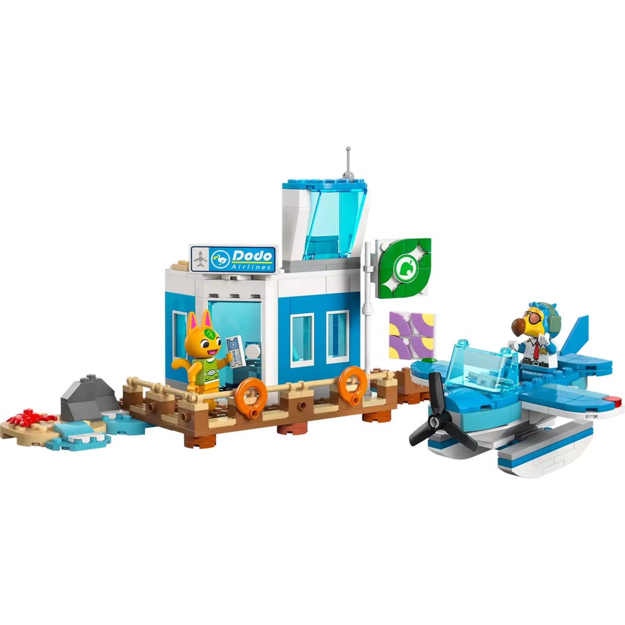 A LEGO Animal Crossing: Repülj a Dodo Airlines fedélzetén (77051) szett oldalsó nézete, fókuszban a kék-fehér reptéri épület és a vízen úszó repülőgép.