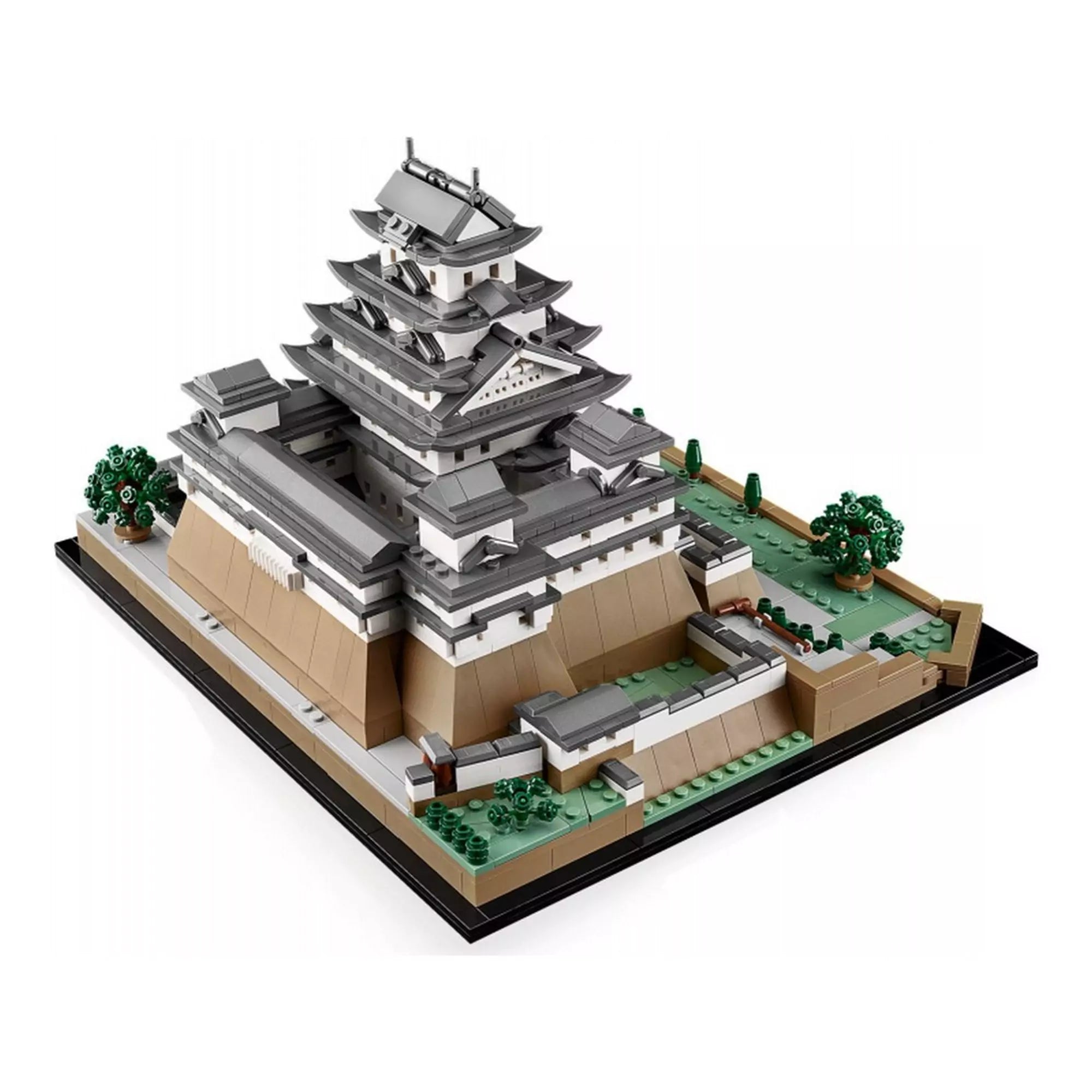 LEGO Himedzsi várkastély (21060) modell hátsó nézetből, kiemelve a belső udvart, falakat és a kastély hátuljához vezető ösvényt.