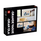 A LEGO Hokusai: A nagy hullám (31208) doboza hátulról, több életképpel: falra akasztva, asztalon építés közben, modern belső térben.