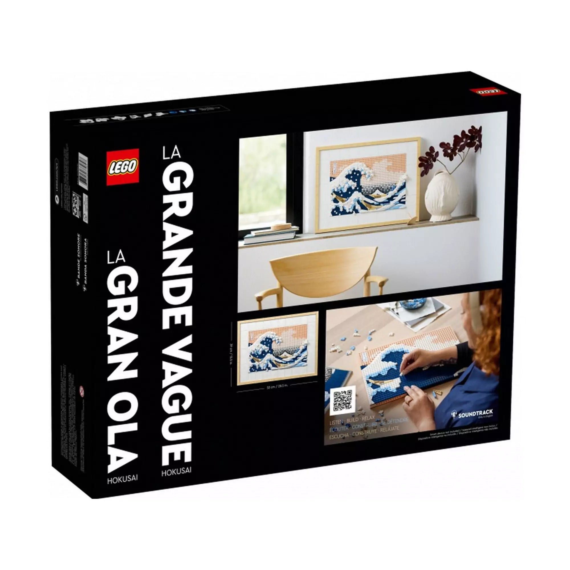A LEGO Hokusai: A nagy hullám (31208) doboza hátulról, több életképpel: falra akasztva, asztalon építés közben, modern belső térben.