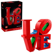 A LEGO Art: LOVE (31214) készlet elemei összeépítve, a híres piros LOVE felirattal, mellette a doboz képe; a betűk élénk zöld és kék részleteket is tartalmaznak.
