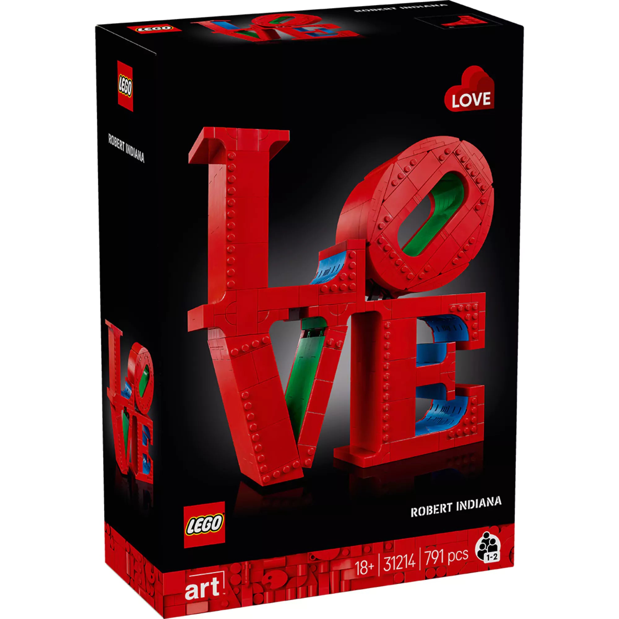 Fekete háttér előtt látható a LEGO Art: LOVE (31214) készlet doboza, amelyen Robert Indiana híres vörös LOVE felirata zöld és kék részletekkel építőkockákból jelenik meg.
