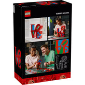 A LEGO Art: LOVE (31214) doboz hátoldala, rajta a kész alkotás lakásdekorációként, valamint két személy boldogan építi össze a készletet.