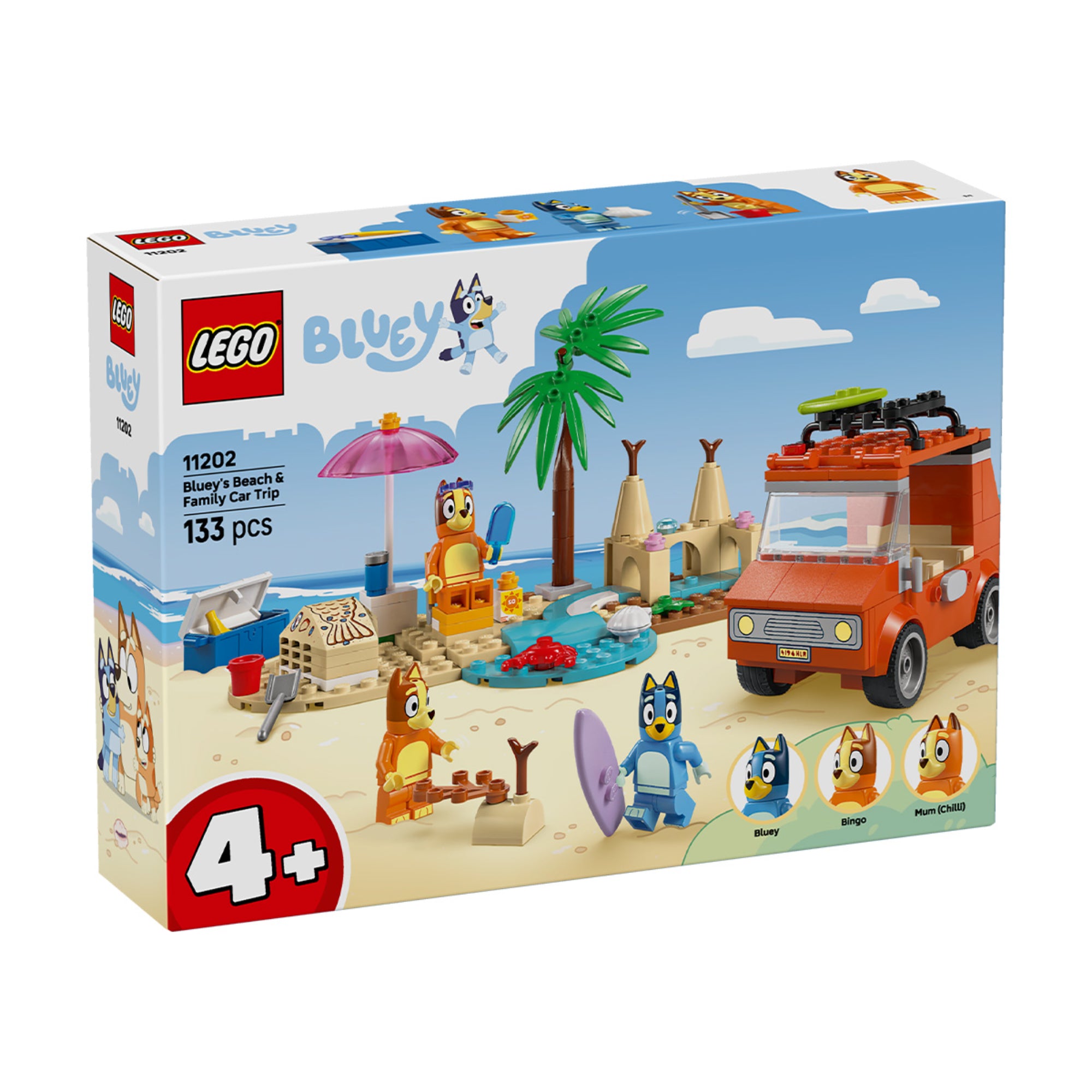LEGO Bluey 11202 dobozkép, amely a tengerparti jelenetet mutatja Bluey, Bingo és Mum figurákkal, strandkiegészítőkkel és családi autóval.