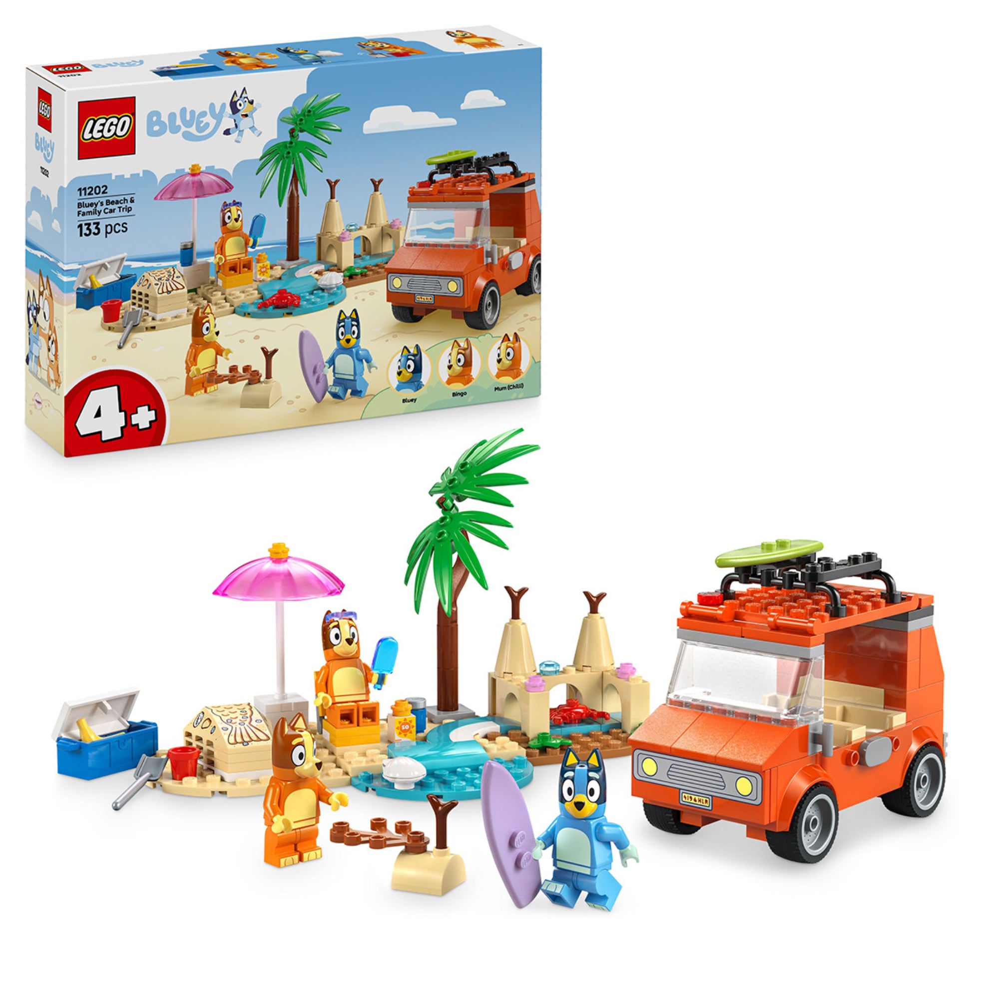 LEGO Bluey 11202 Családi autós kirándulás készlet doboza és a megépített strandjelenet, napernyővel, homokvárakkal és narancssárga autóval.