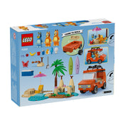 LEGO Bluey 11202 doboz hátlapja, a készlet elemeivel: figurák, strandjátékok, narancssárga autó, szörfdeszkák és építési útmutató.