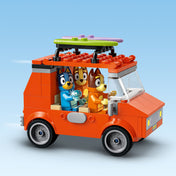 LEGO Bluey 11202 narancssárga családi autó, benne Bluey, Bingo és Mum figurákkal, tetőn szörfdeszkákkal, utazásra készen.