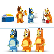LEGO Bluey 11202 figurák közelről: Bluey, Bingo és Mum, strandfelszerelésekkel, hűtőtáskával, fagylalttal és homokozó kellékekkel.