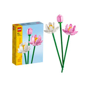 A LEGO Lotus Flowers (40647) készlet kibontva, a doboz mellett három megépített virág: egy zárt rózsaszín bimbó, egy nyitott rózsaszín lótusz és egy nyitott fehér virág, hosszú zöld szárakon.