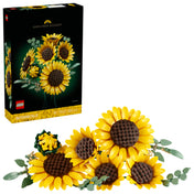 LEGO Botanicals Sunflower Bouquet 11502 doboz és a megépített LEGO napraforgó csokor együtt fehér háttéren.