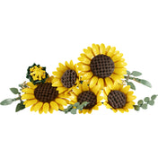 LEGO Botanicals Sunflower Bouquet 11502 megépített napraforgó csokor sárga virágokkal és zöld levelekkel fehér háttéren.