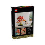 A doboz hátlapján a LEGO japán juharfa különböző nézőpontból készült életképei szerepelnek, többek között egy polcon díszként elhelyezve. Az alsó részen skicc-stílusú rajz látható a modell méreteiről.