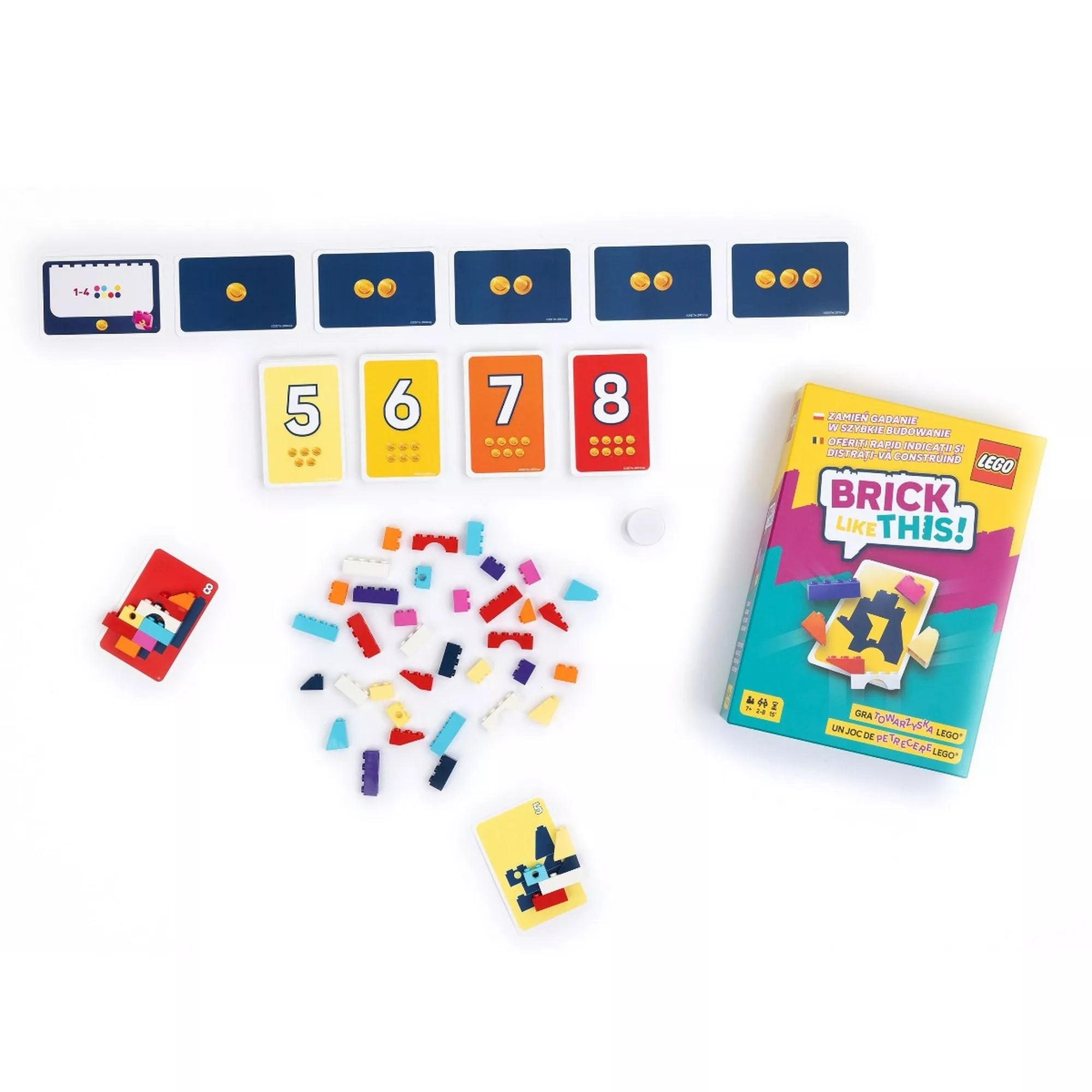A LEGO Brick Like This! társasjáték kiterített tartalma játék közben, több színes kockával, feladatkártyákkal és számkártyákkal, melyek a kihívásokat jelölik.
