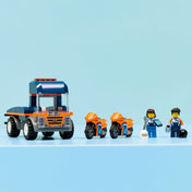 LEGO City Motoros szállító készlet elemei felsorakoztatva, teherautóval és figurákkal.