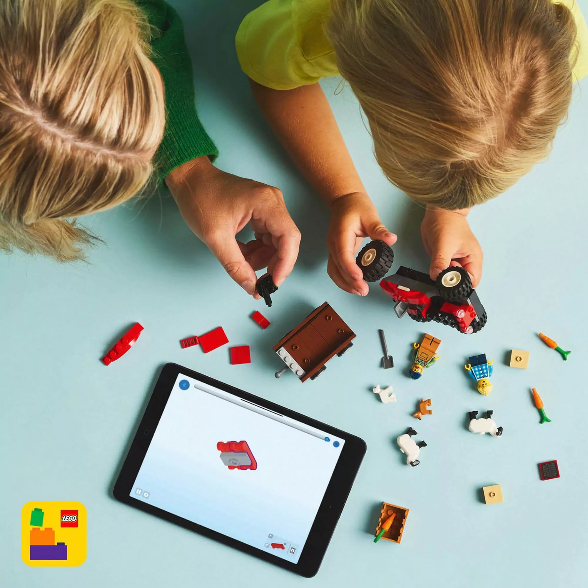 Gyerekek és szülők együtt élvezhetik a LEGO City Piros traktor, utánfutó és juhok (60461) szett építését és játékát.