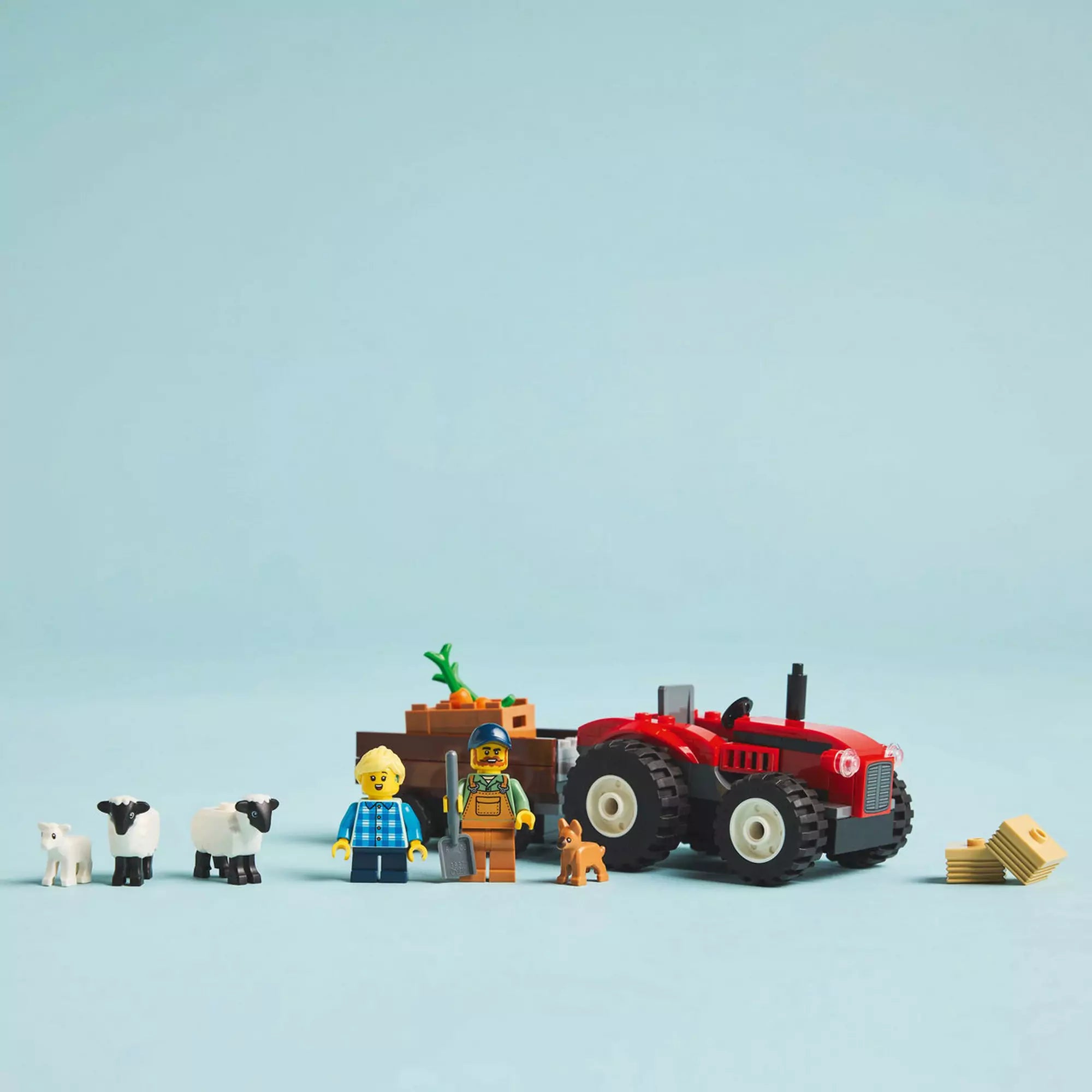 A LEGO City Piros traktor, utánfutó és juhok (60461) szereplői: farmer, kislány, juhok, bárány, kutyus és szórakoztató farmos kiegészítők.