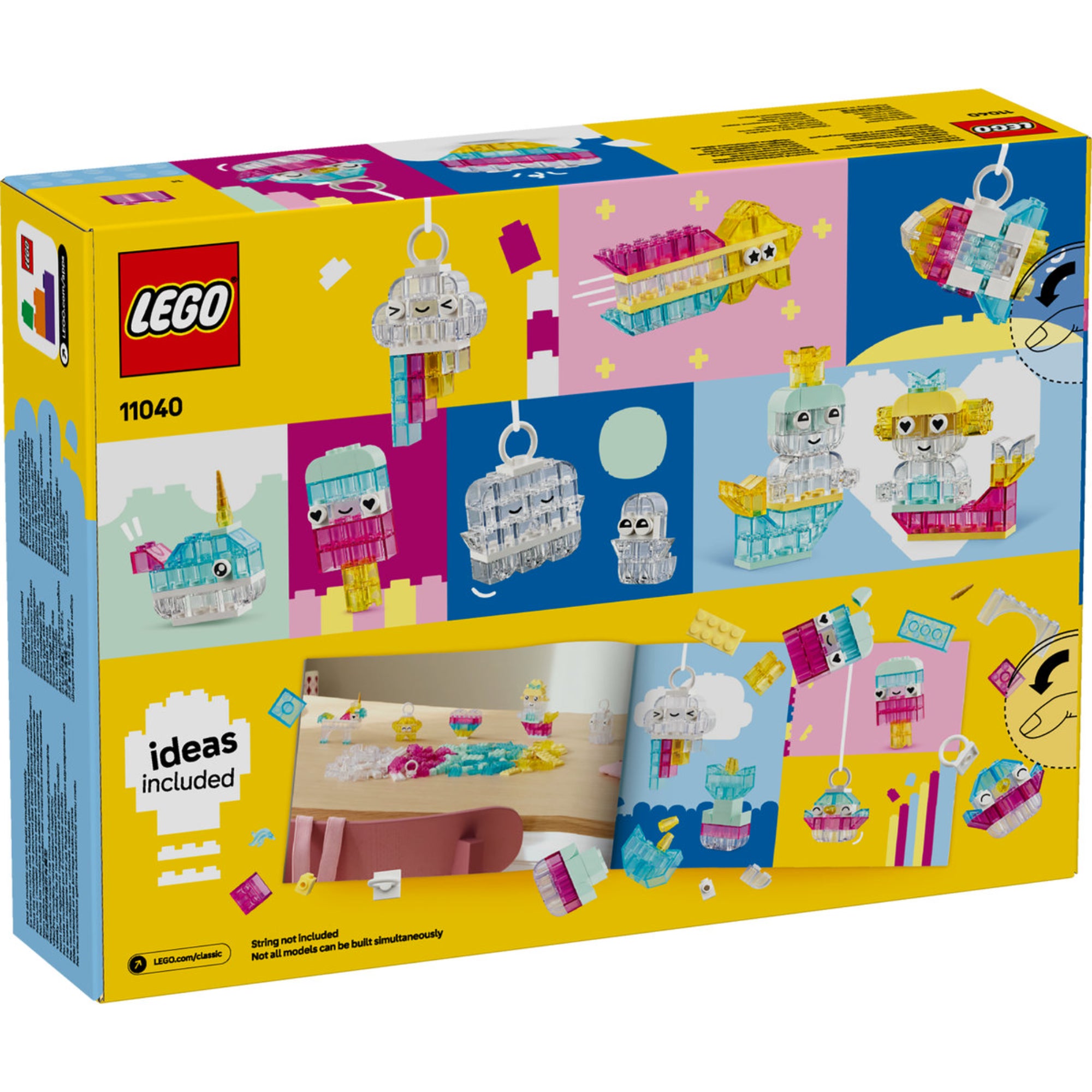 Ez a kép a LEGO Classic Átlátszó bűvös kockák (11040) készlet hátoldalát mutatja, amely különféle építési lehetőségeket és kreatív ötleteket inspirál. A dobozon láthatók a készletből megépíthető mókás figurák, például egy felhő kulcstartó, egy aranyos sellő, egy unikornis és egy repülő hajó. A csomag tartalmaz építési útmutatókat, de a gyerekek szabadon is alkothatnak! Ideális választás a fantáziadús és színes építéshez.