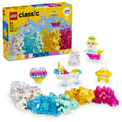 Ez a kép a LEGO Classic Átlátszó bűvös kockák (11040) készletet mutatja be, amely 340 színes, áttetsző építőkockát tartalmaz. A dobozból különféle varázslatos alkotások építhetők, például egy unikornis kastély, csillag, szív, sellő és mókás figurák. A szett tökéletes a kreatív játékhoz, és a gyerekek fantáziáját végtelen lehetőségekkel inspirálja!