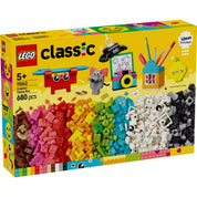  LEGO Classic Kreatív vidámságdoboz (11042) dobozképe, amely bemutatja a készlet tartalmát, például színes LEGO elemeket és különböző kreatív építményeket.