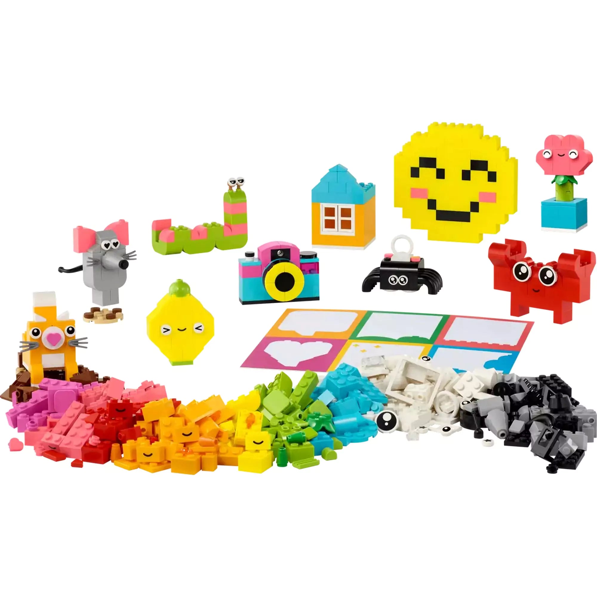 LEGO Classic Kreatív vidámságdoboz (11042) színes LEGO elemei szépen elrendezve, körülöttük különféle építmények, például házikó, egér és fényképezőgép.

