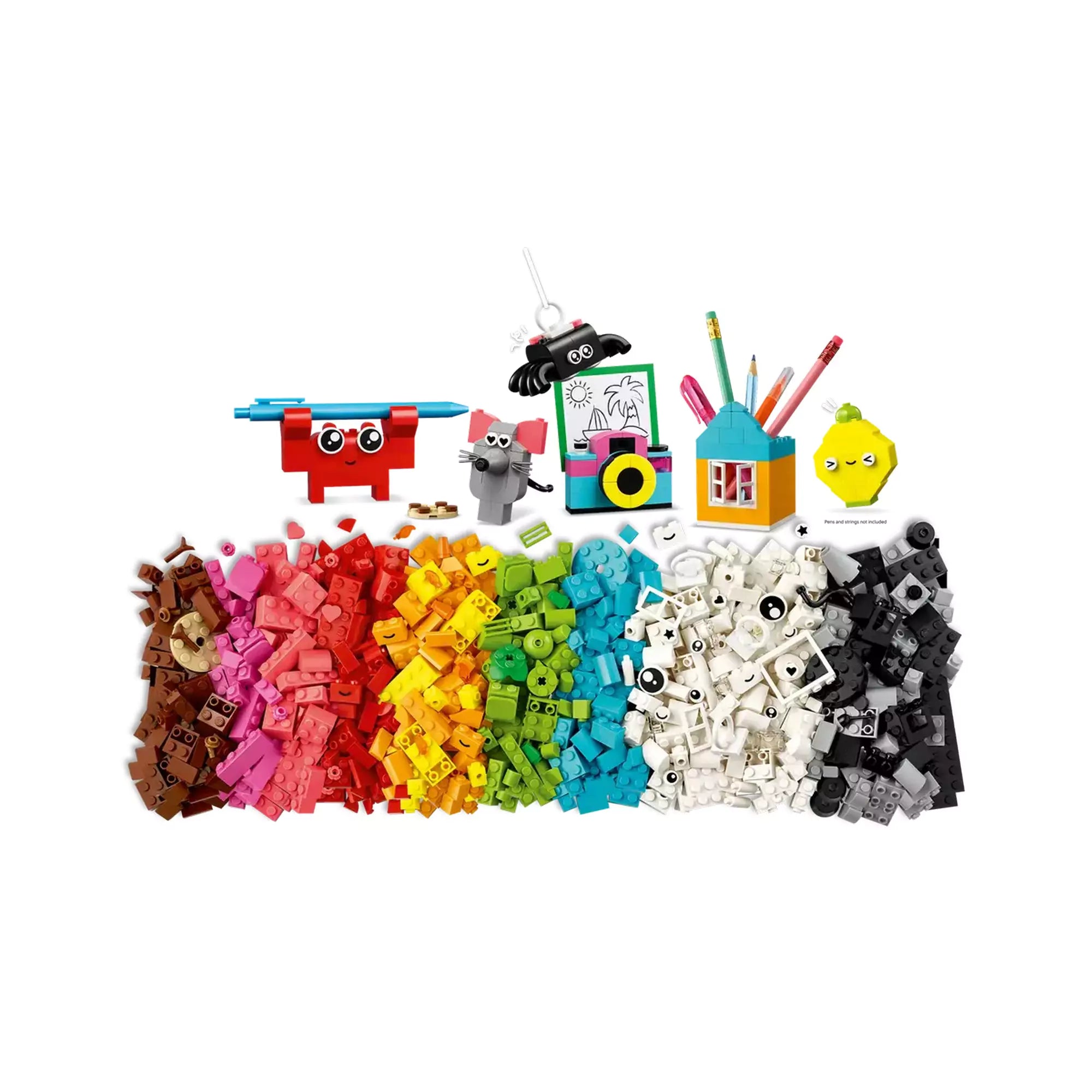LEGO Classic Kreatív vidámságdoboz (11042) színes LEGO elemei szépen elrendezve, körülöttük különféle építmények, például házikó, egér és fényképezőgép.

