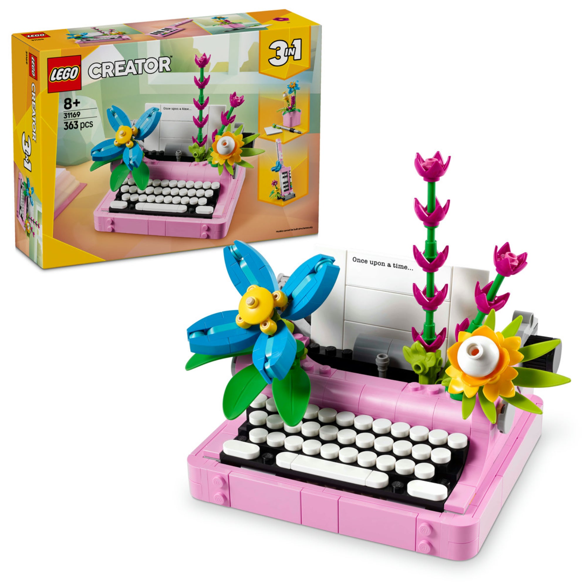 A LEGO Creator 3 az 1-ben Írógép virágokkal 31169 készlet egyik épített modelljét ábrázolja, amely egy virágokkal díszített, rózsaszín írógépet mutat be. Az írógép billentyűi és papírhengere mozgatható, és a mellette lévő asztalon különböző színes virágok helyezkednek el. A háttérben a doboz látható, amelyen a készlet további két modellje szerepel.