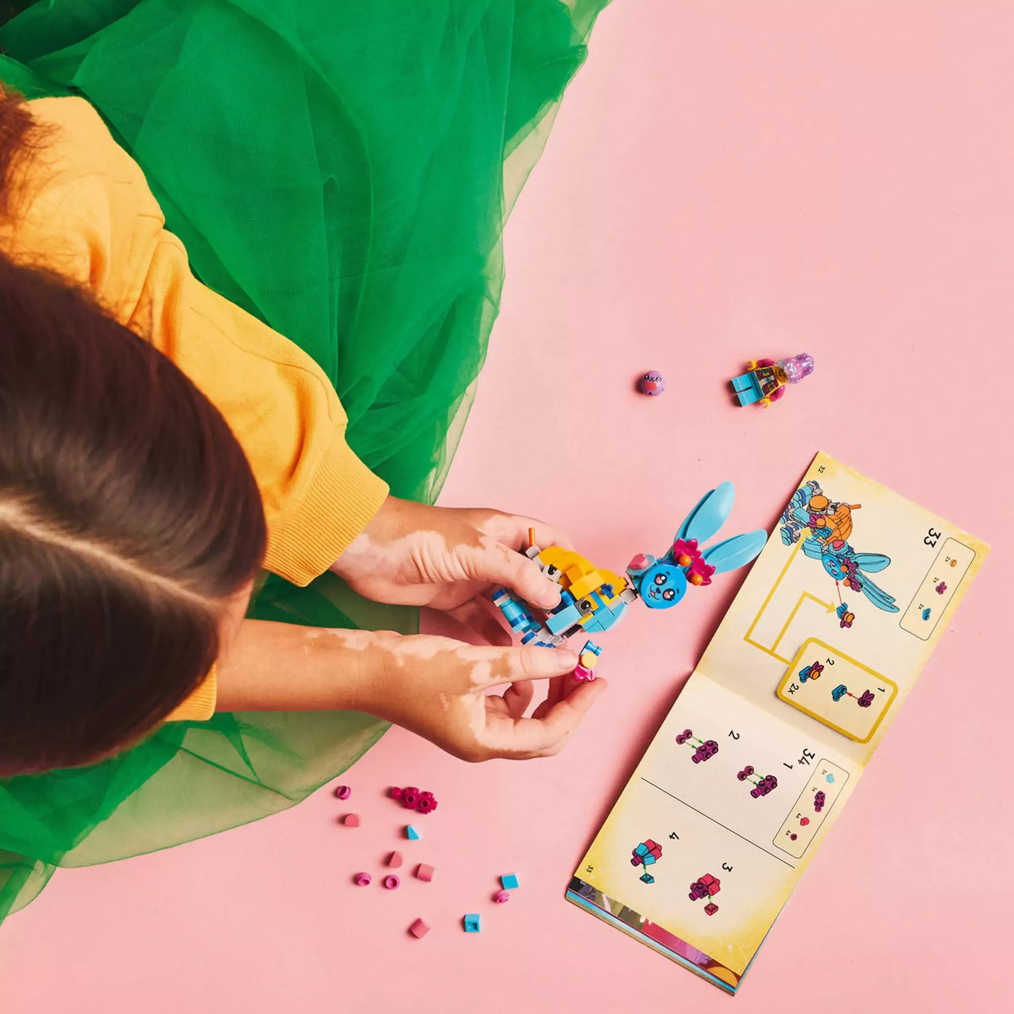 Gyerek építi a LEGO DREAMZzz Bunchu kreatív állatos kalandjai 71488 készletet.