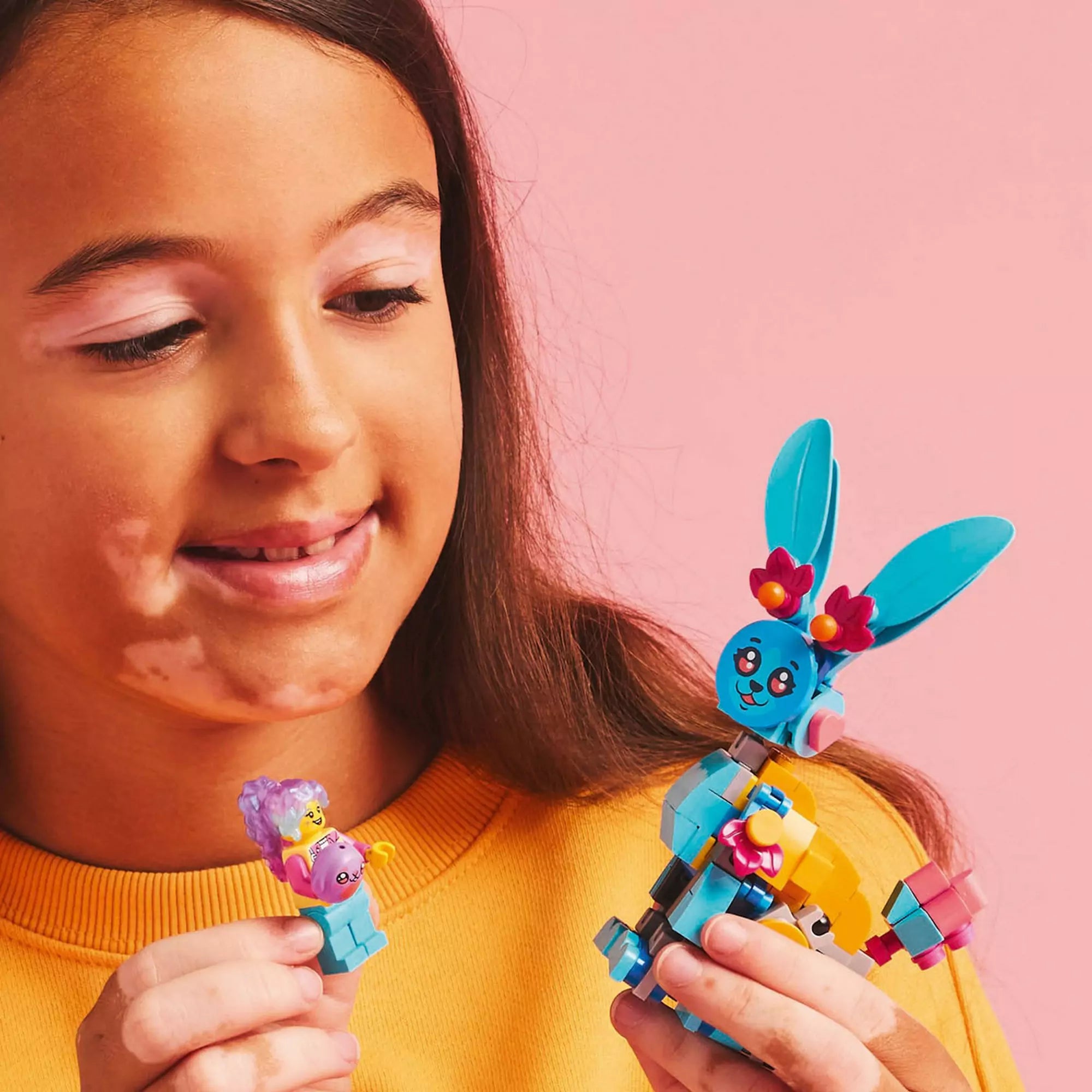 Kislány játszik a LEGO DREAMZzz Bunchu kreatív állatos kalandjai 71488 fő modelljével és Izzie figurájával.