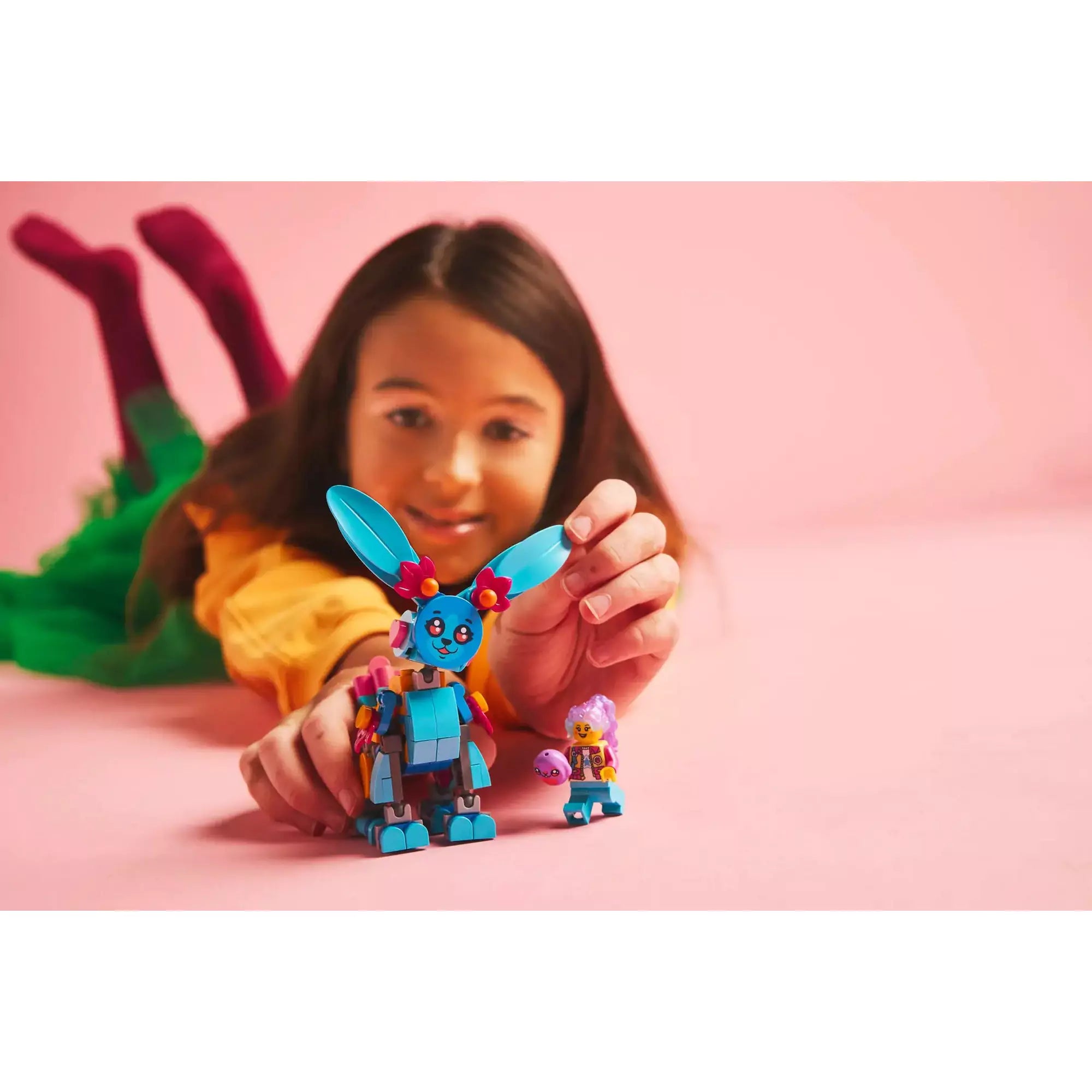 Kislány játszik a LEGO DREAMZzz Bunchu kreatív állatos kalandjai 71488 fő modelljével és Izzie figurájával.