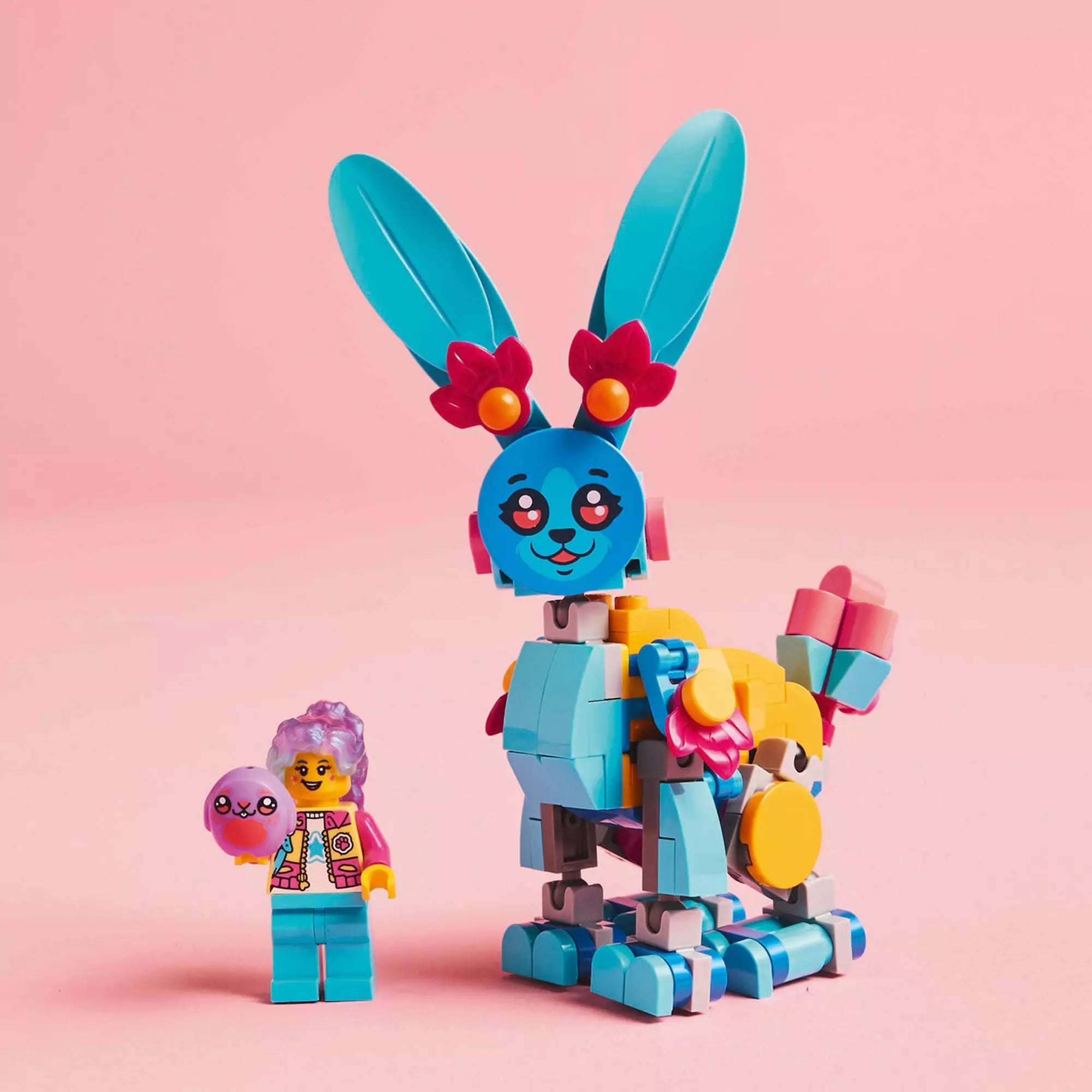 LEGO DREAMZzz Bunchu kreatív állatos kalandjai 71488 készlet egyik modellje és Izzie minifigurája.