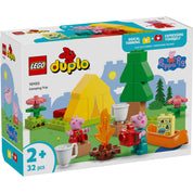 A képen a LEGO DUPLO Peppa malac – Kempingezős kirándulás (10452) építőkészlet látható. Ez az aranyos szett 2 éves kortól ajánlott, és lehetőséget ad a gyerekeknek, hogy Peppa malaccal és Papa malaccal együtt fedezzék fel a természetet. A dobozon látható egy sárga sátor, tábortűz, kenu, fényképezőgép, bögre és térkép, amelyek segítségével a kicsik izgalmas kempingezős kalandokat élhetnek át. Tökéletes választás a Peppa-rajongóknak!