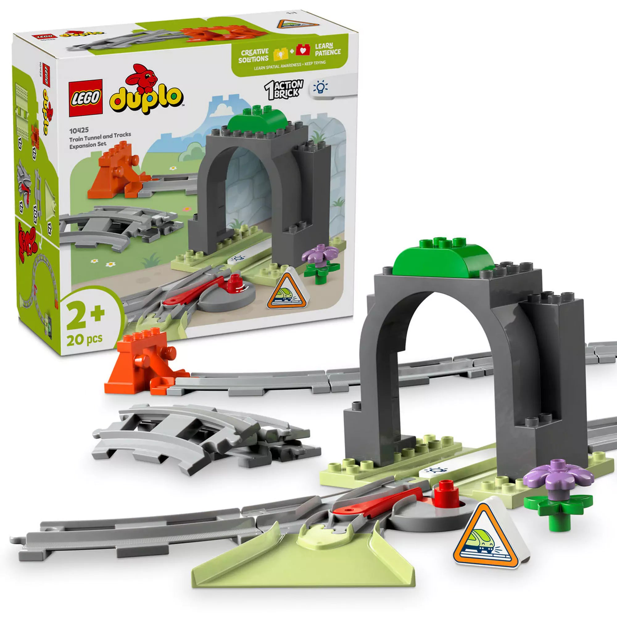 LEGO DUPLO Alagút és Vasúti Sínek kiegészítő készlet (10425) elemei, köztük egy szürke alagút, vasúti sínek, váltó, jelzőtábla és színes dekorációk, valamint a doboz illusztrációja a háttérben.