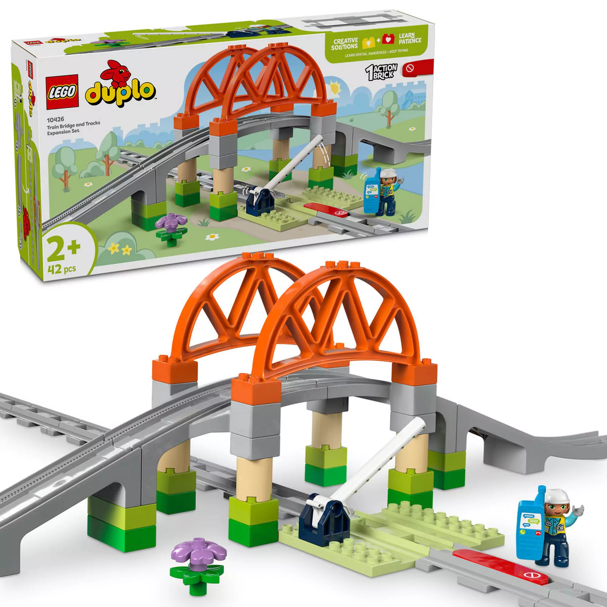 LEGO DUPLO Vasúti híd és sínkészlet, amely tartalmaz egy narancssárga ívhidat, sínpályát, emelhető sorompót, egy vasúti mérnök figurát és további kiegészítőket a kreatív játékhoz, dobozával együtt bemutatva.